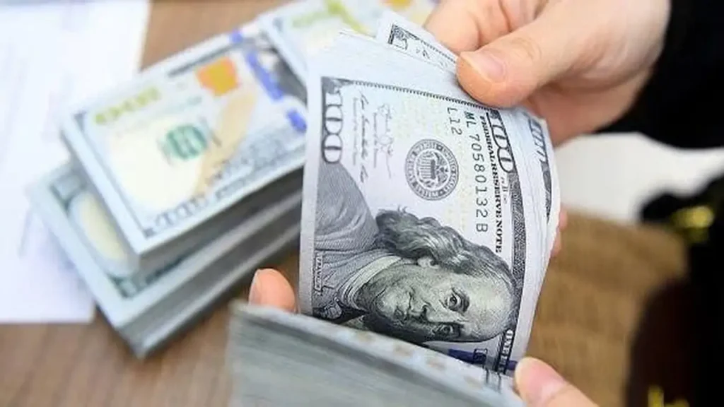 قفزة جديدة في سعر صرف الدولار بالسوق السوداء مقابل 27,080 دونغ فيتنامي